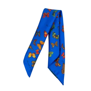 Foulard piccolo in seta blu Cina con fantasia a farfalle multicolore piegato