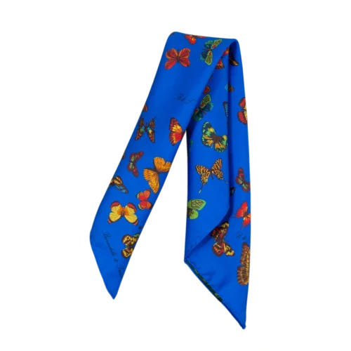 Foulard piccolo in seta blu Cina con fantasia a farfalle multicolore piegato