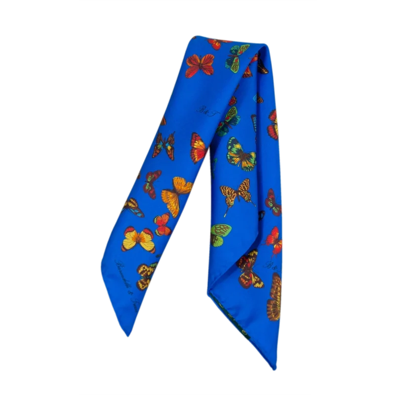 Foulard piccolo in seta blu Cina con fantasia a farfalle multicolore piegato