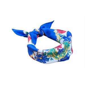 Foulard piccolo da donna in seta blu con fantasia floreale rossa e bianca annodato
