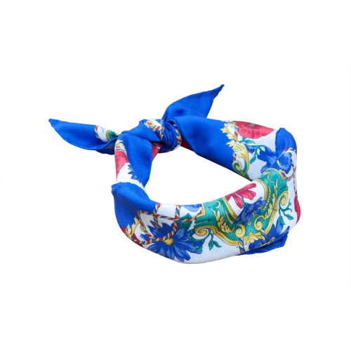 Foulard piccolo da donna in seta blu con fantasia floreale rossa e bianca annodato
