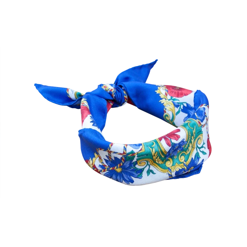 Foulard piccolo da donna in seta blu con fantasia floreale rossa e bianca annodato