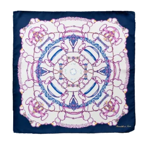 Foulard piccolo in seta con bordo blu navy e fantasia a catene finimenti e dettagli ornamentali