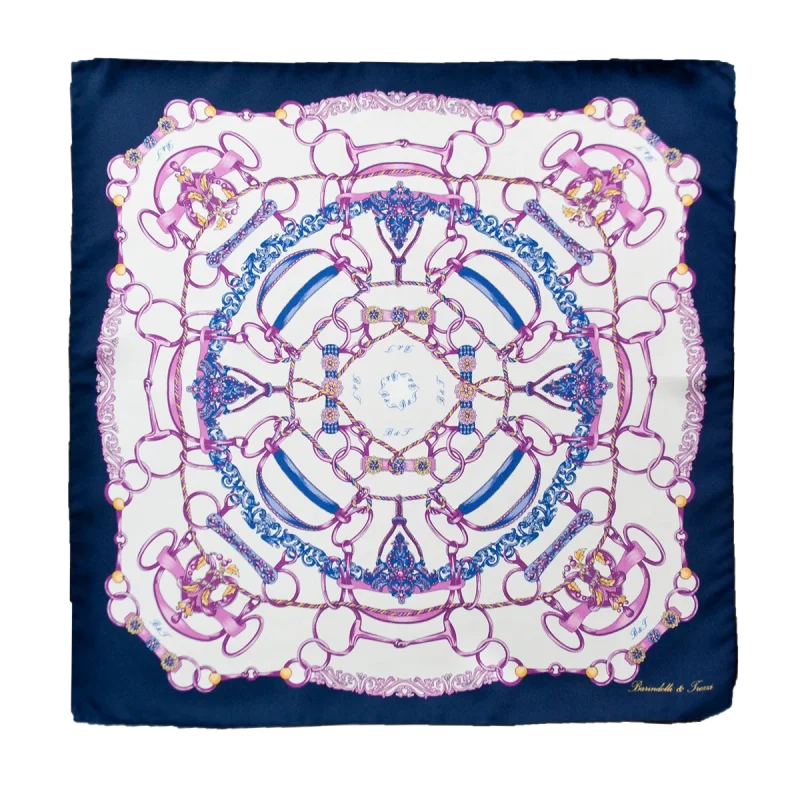 Foulard piccolo in seta con bordo blu navy e fantasia a catene finimenti e dettagli ornamentali