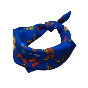 Foulard piccolo da donna in seta blu notte con farfalle multicolore annodato