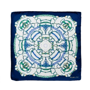 Foulard in seta con bordo blu scuro, fondo chiaro e disegno catene nei toni del verde e del blu