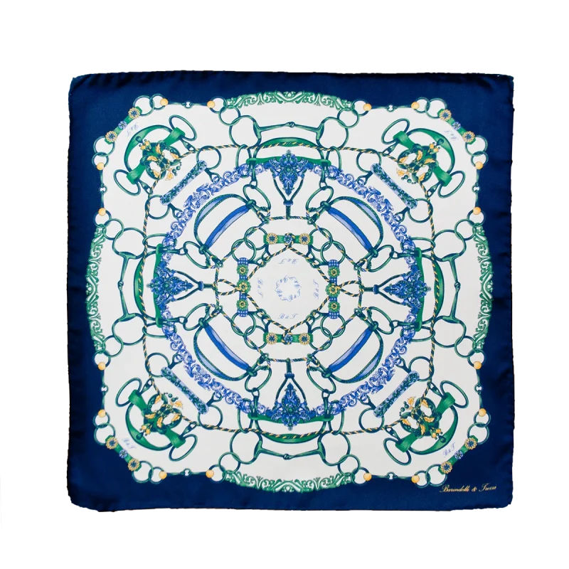 Foulard in seta con bordo blu scuro, fondo chiaro e disegno catene nei toni del verde e del blu