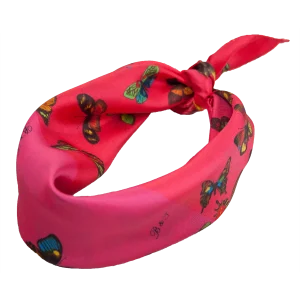 Foulard piccolo in seta con farfalle multicolori e fondo quadricolore ciliegia annodato