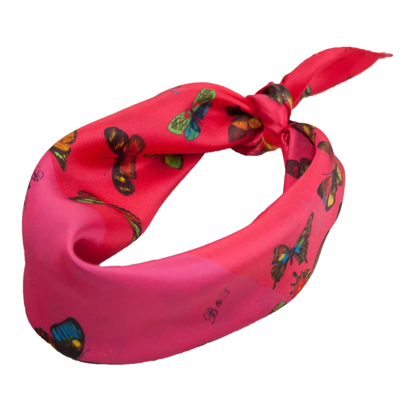 Foulard piccolo in seta con farfalle multicolori e fondo quadricolore ciliegia annodato