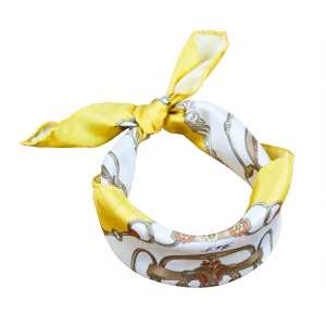 Foulard piccolo da collo in seta giallo con fantasia catene e finimenti annodato