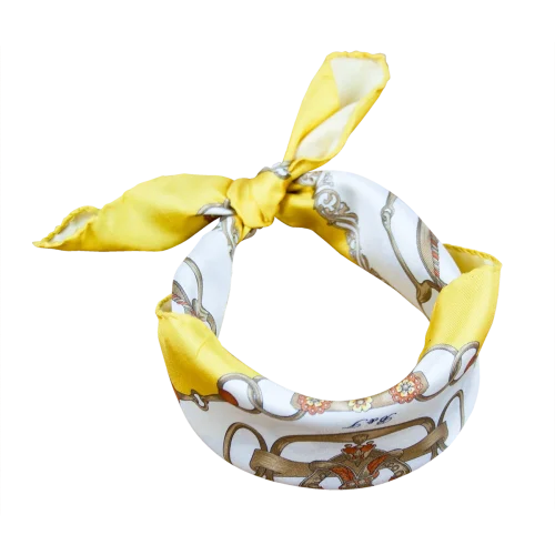 Foulard piccolo da collo in seta giallo con fantasia catene e finimenti annodato