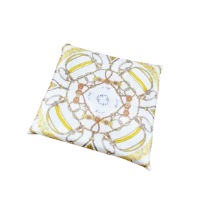 Foulard piccolo in seta giallo piegato con fantasia catene finimenti e dettagli ornamentali