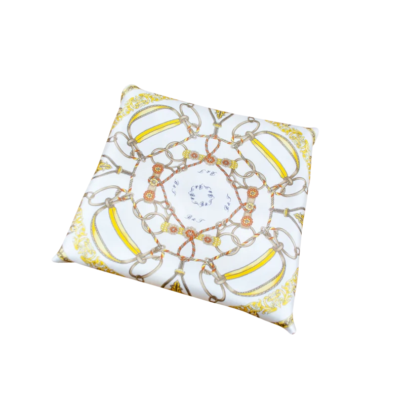 Foulard piccolo in seta giallo piegato con fantasia catene finimenti e dettagli ornamentali