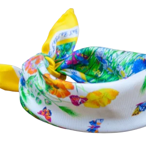 Foulard piccolo da donna in seta gialla con fantasia floreale e farfalle annodato