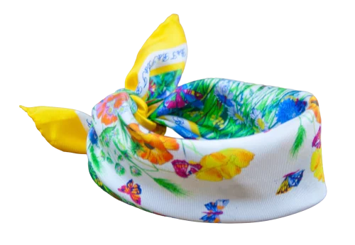 Foulard piccolo da donna in seta gialla con fantasia floreale e farfalle annodato
