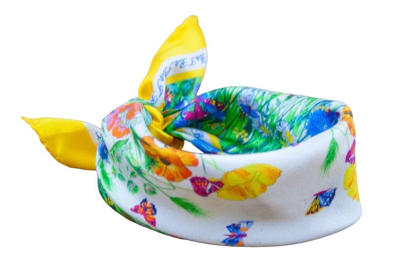 Foulard piccolo da donna in seta gialla con fantasia floreale e farfalle annodato