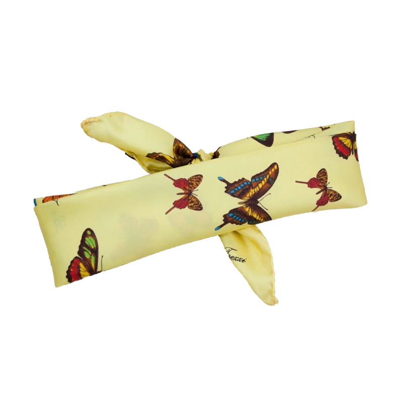 Foulard piccolo da collo in seta giallo vaniglia con farfalle multicolore annodato