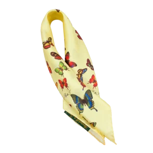Foulard piccolo in seta giallo vaniglia con farfalle multicolore piegato in verticale