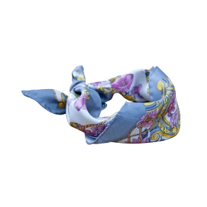 Foulard piccolo da donna in seta twill grigio perla con fantasia floreale lilla e dettagli oro annodato