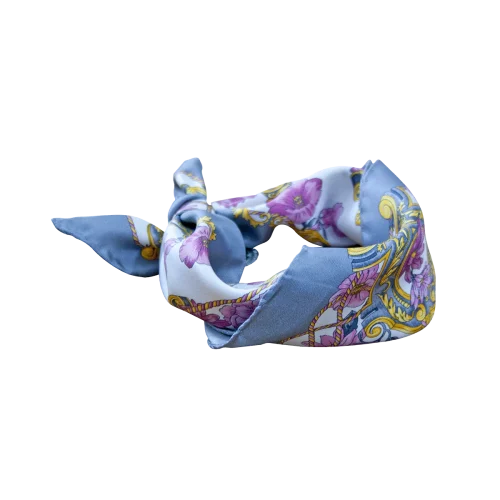 Foulard piccolo da donna in seta twill grigio perla con fantasia floreale lilla e dettagli oro annodato