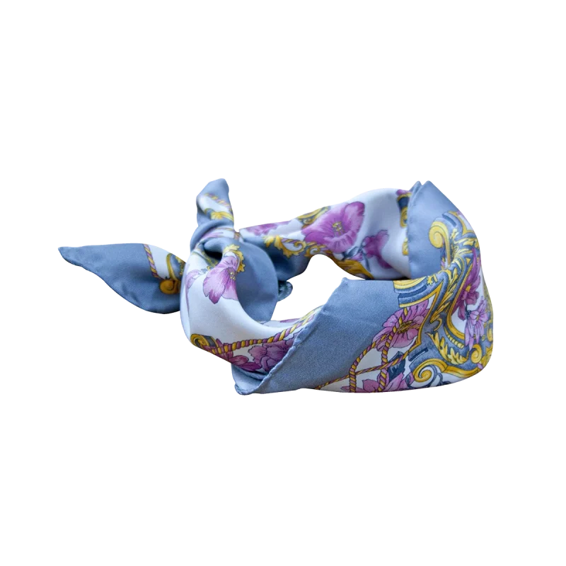 Foulard piccolo da donna in seta twill grigio perla con fantasia floreale lilla e dettagli oro annodato