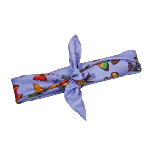 Foulard piccolo da collo in seta lilla chiaro con farfalle multicolore annodato