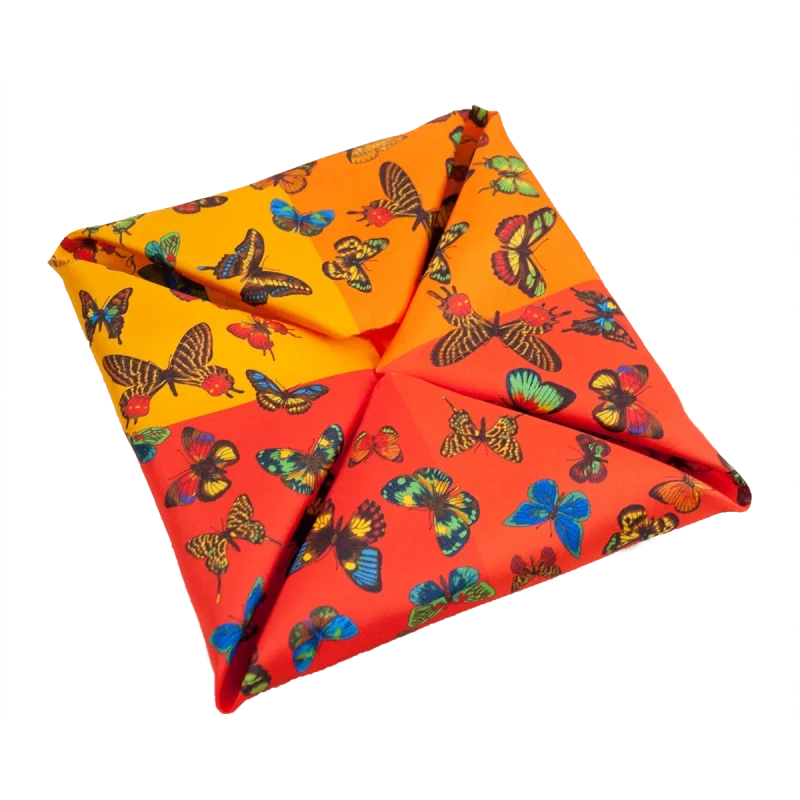Foulard piccolo in seta quadricolore con farfalle multicolore piegato
