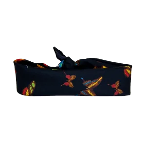 Foulard piccolo in seta nera con farfalle multicolore annodato a fascia
