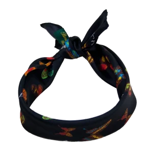 Foulard piccolo da collo in seta nera con farfalle multicolore annodato frontalmente