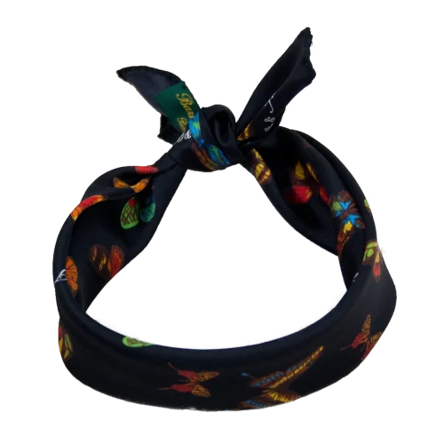 Foulard piccolo da collo in seta nera con farfalle multicolore annodato frontalmente
