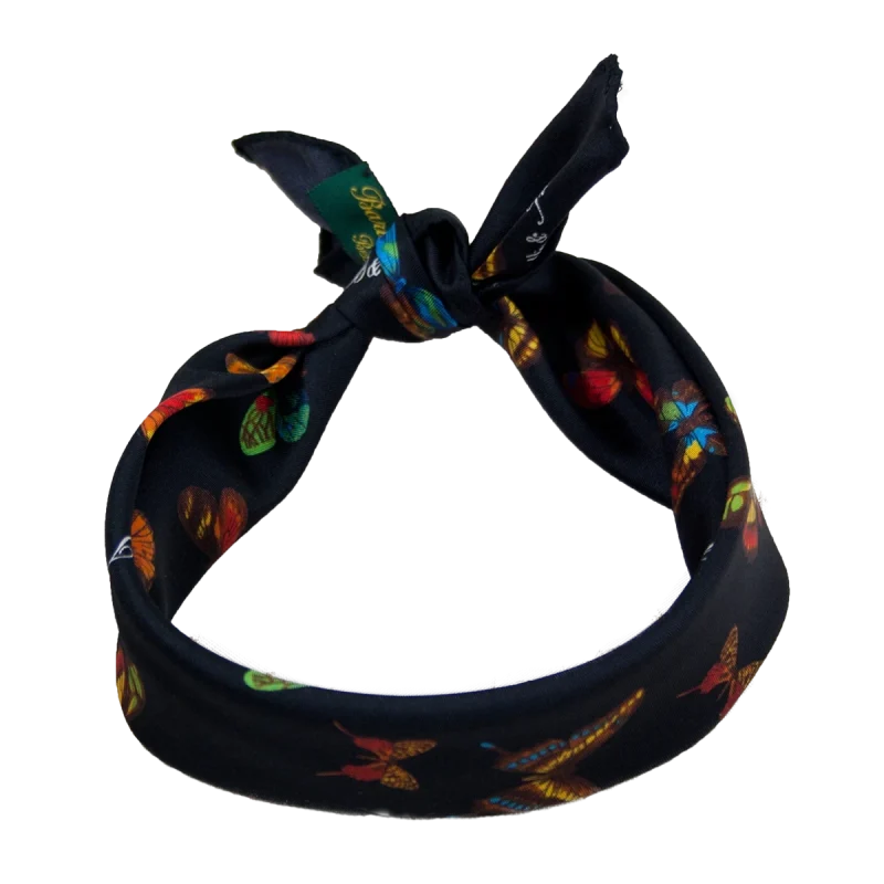 Foulard piccolo da collo in seta nera con farfalle multicolore annodato frontalmente
