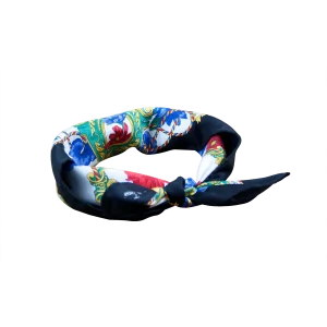 Foulard piccolo da donna in seta nera con fantasia floreale rossa e blu annodato