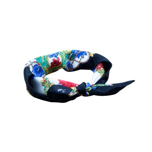Foulard piccolo da donna in seta nera con fantasia floreale rossa e blu annodato