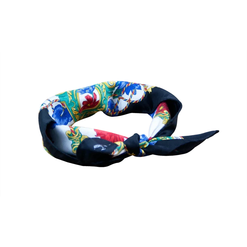 Foulard piccolo da donna in seta nera con fantasia floreale rossa e blu annodato