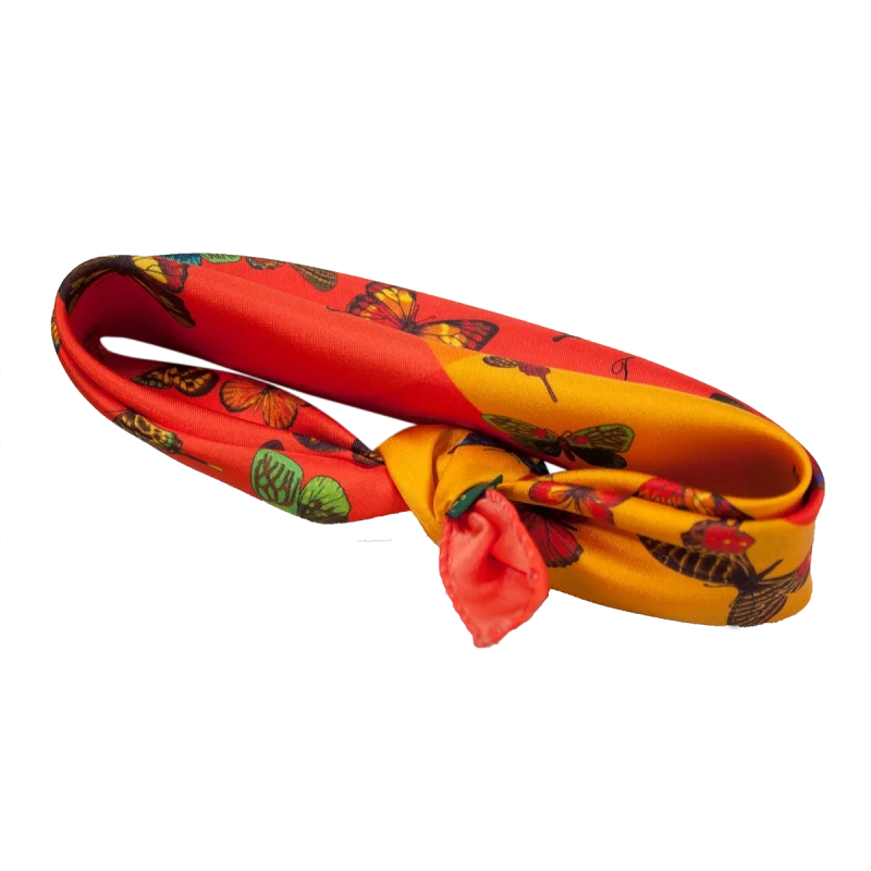 Foulard piccolo annodato in seta con farfalle multicolore su fondo quadricolore caldo