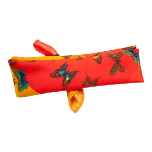 Foulard piccolo da collo in seta con farfalle multicolore su fondo rosso arancio e giallo piegato lungo