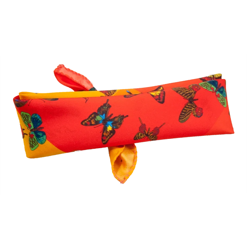 Foulard piccolo da collo in seta con farfalle multicolore su fondo rosso arancio e giallo piegato lungo