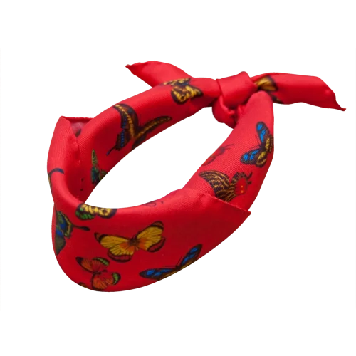 Foulard piccolo in seta rossa con farfalle multicolore annodato al collo