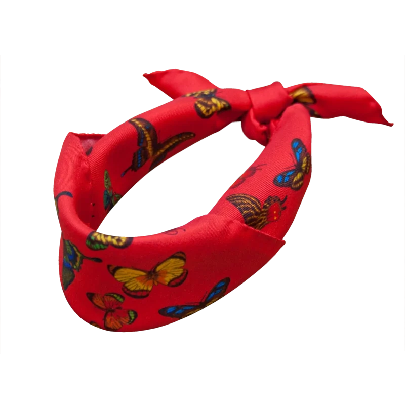 Foulard piccolo in seta rossa con farfalle multicolore annodato al collo