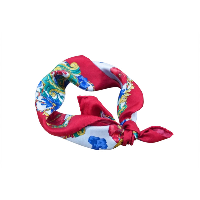 Foulard piccolo da donna in seta rosso rubino con fantasia floreale annodato