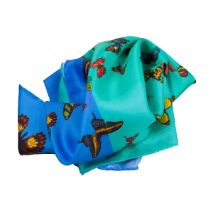 Dettaglio di foulard piccolo in seta quadricolore verde acqua turchese azzurro e blu con farfalle multicolore