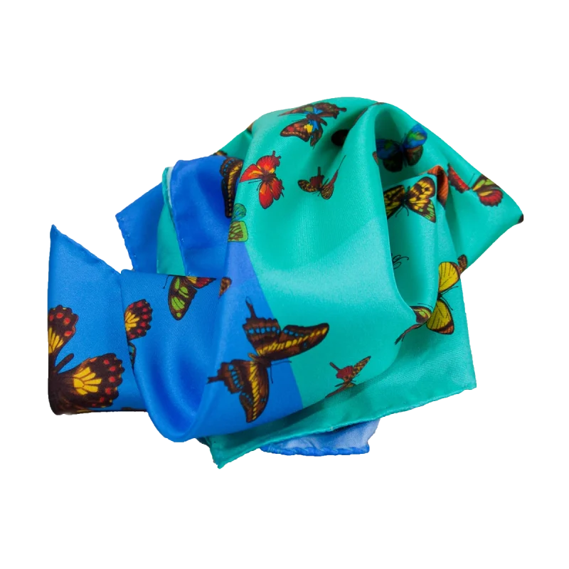 Dettaglio di foulard piccolo in seta quadricolore verde acqua turchese azzurro e blu con farfalle multicolore