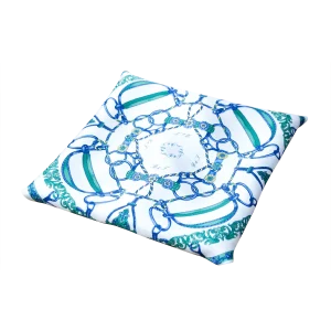 Foulard piccolo in seta piegato con fantasia catene, dettagli verdi e blu