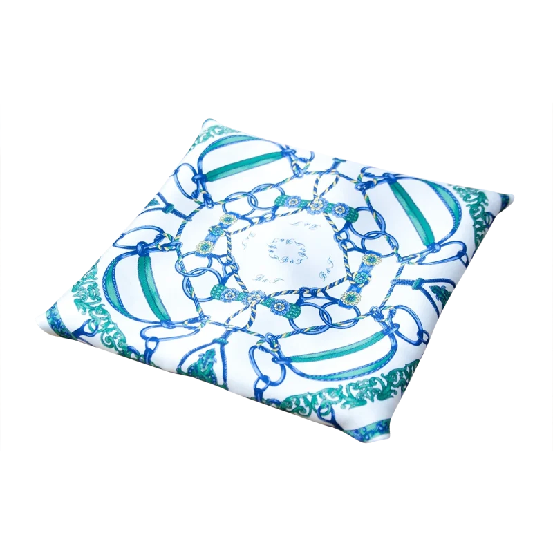 Foulard piccolo in seta piegato con fantasia catene, dettagli verdi e blu