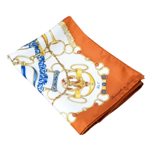 Foulard in seta piegato con bordo arancio bruciato e fantasia elegante a catene