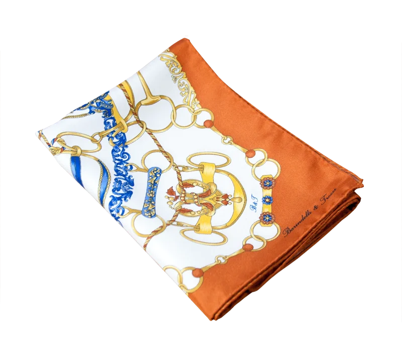 Foulard in seta piegato con bordo arancio bruciato e fantasia elegante a catene