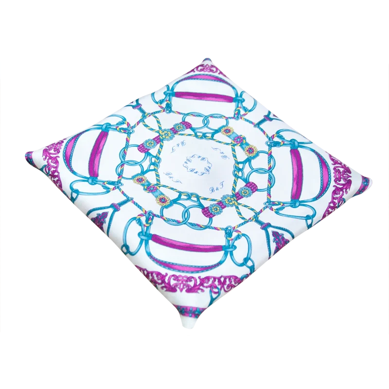 Foulard piccolo piegato in seta con fantasia catene nei toni del viola e turchese