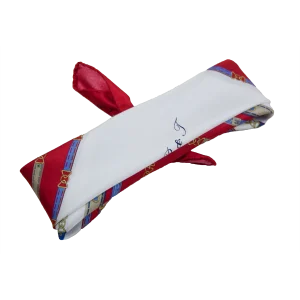 Foulard in seta annodato con disegno cinture rosso blu e bianco