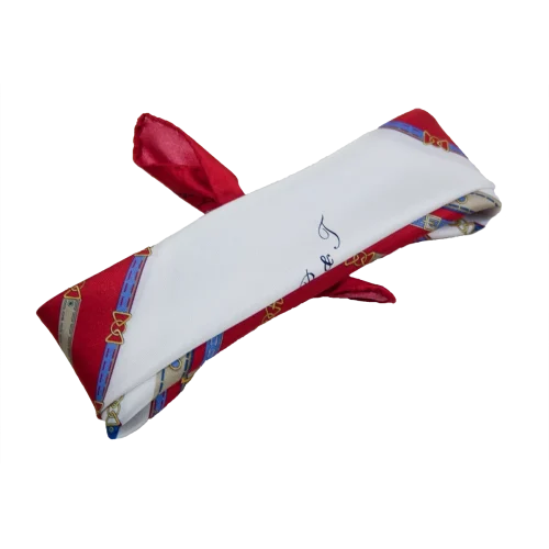 Foulard in seta annodato con disegno cinture rosso blu e bianco