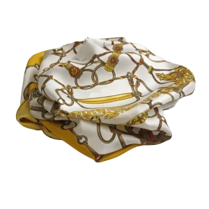 foulard quadrato in seta giallo ocra con stampa ornamentale su fondo bianco